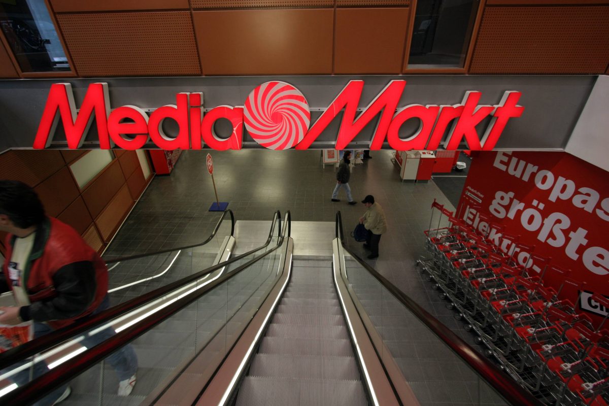 Mediamarkt Saturn stellt die Rolltreppen ab.