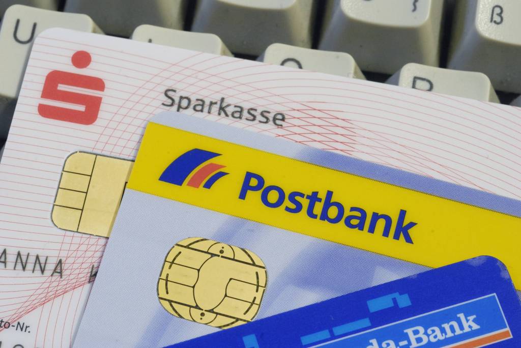 Eine Giro-Karte der Postbank liegt auf einer Giro-Karte der Sparkasse.