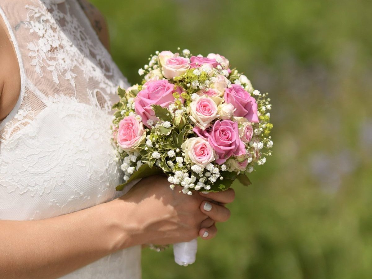 Hochzeit: Braut mit Brautstrauß.