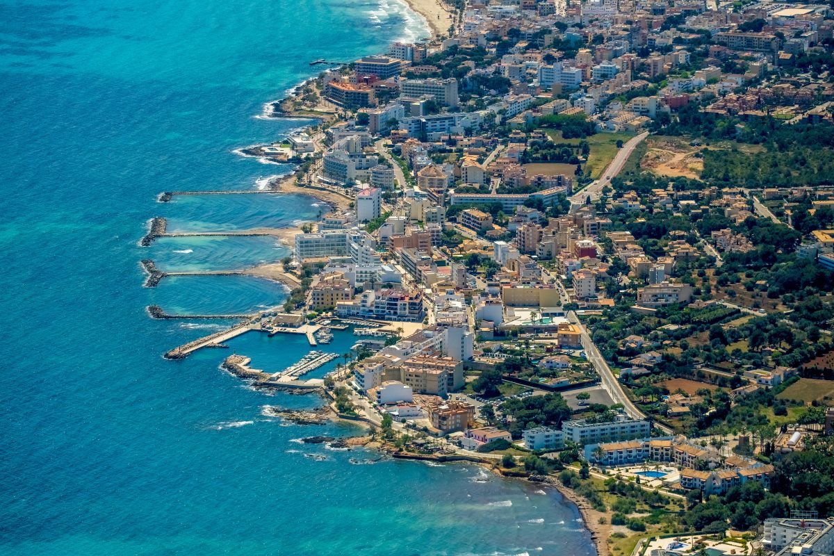 Urlaub auf Mallorca: In Son Servera hinterlassen zwei Rentner einen riesigen Schaden.