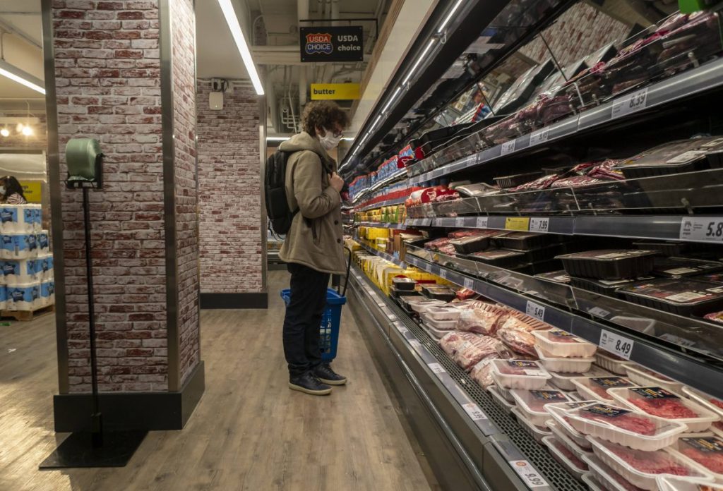 Lidl sichert Fleischwaren mit Alarmetikett.