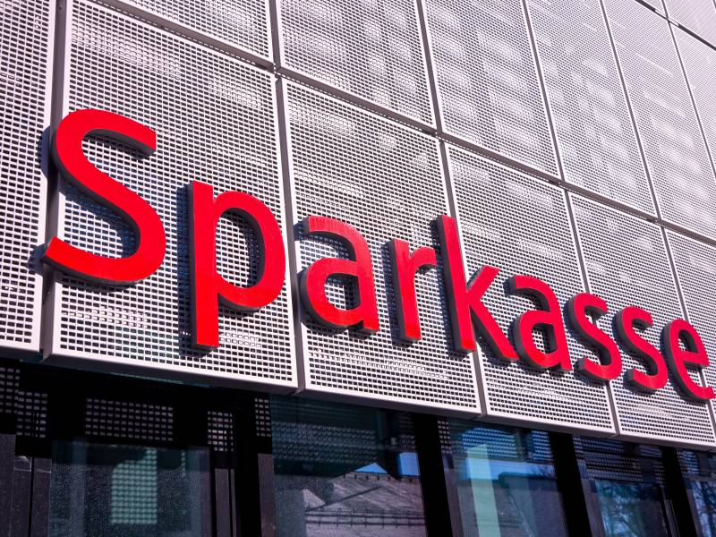 Das rote Logo der Sparkasse auf der Fassade einer Filiale.