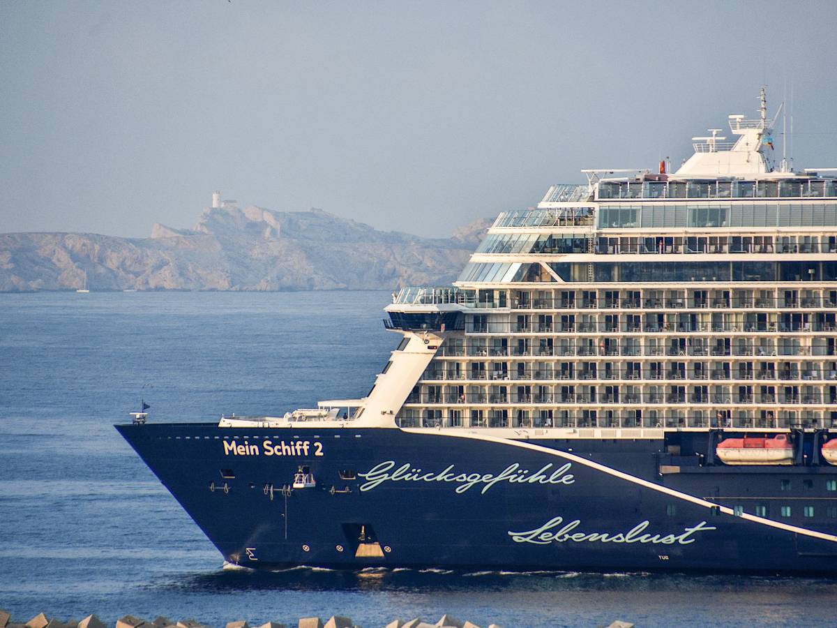 Ein Kreuzer der "Mein Schiff"-Flotte schippert über das Wasser.