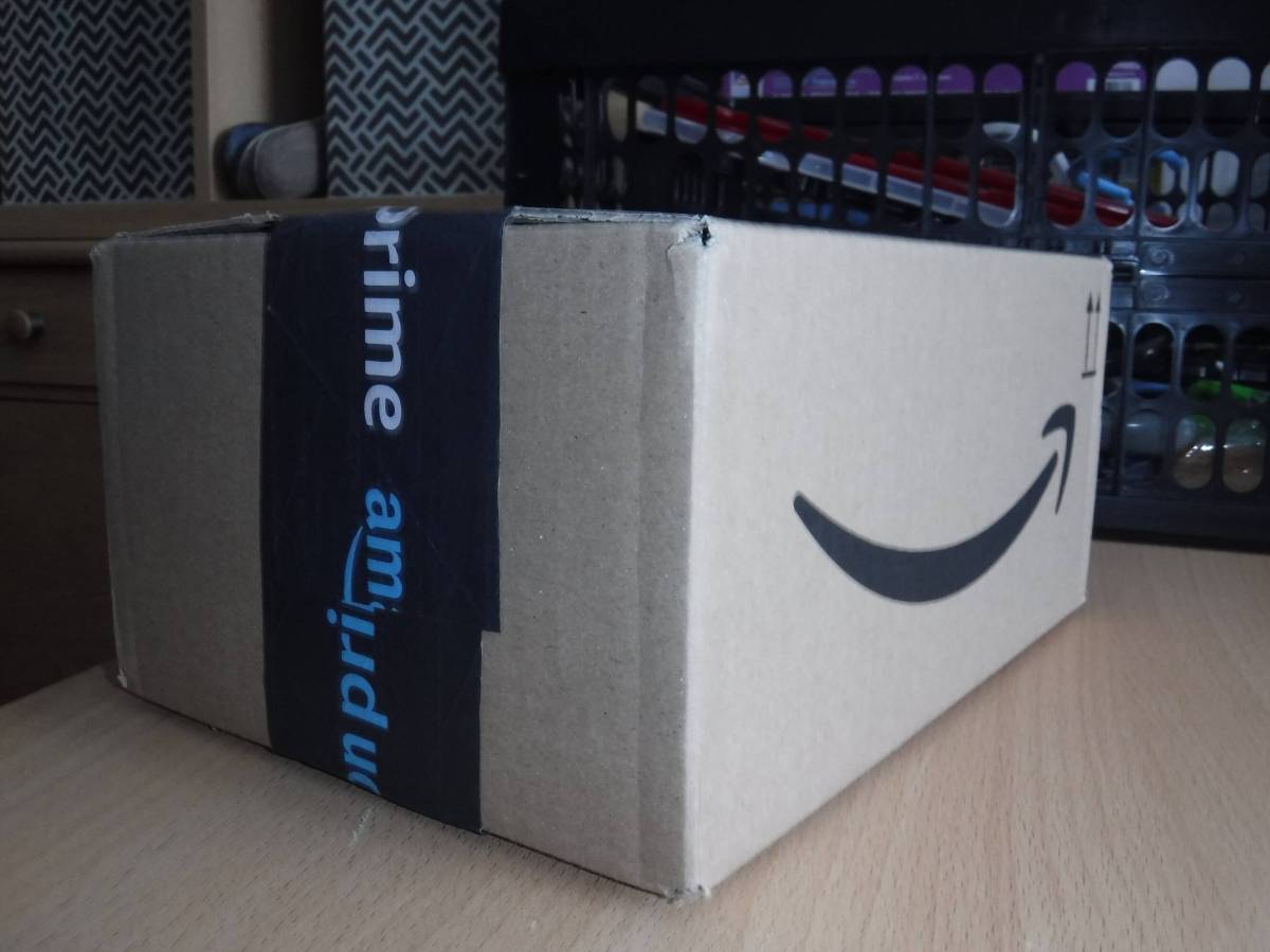 Ein Amazon-Paket steht auf einem Tisch.