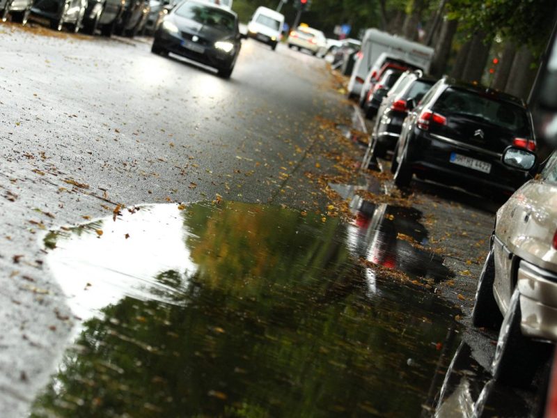 Wetter in NRW Regenpfütze Straße