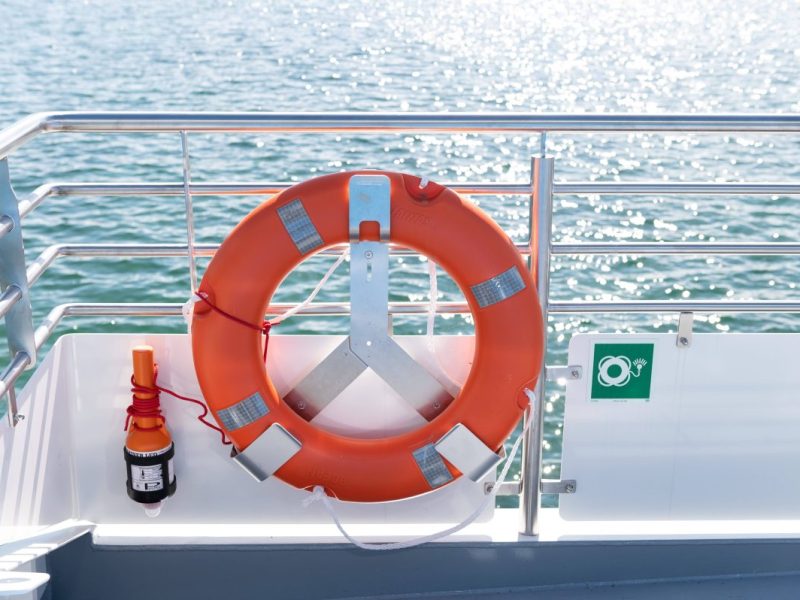 Ein Rettungsring ist an einem Kreuzfahrt-Schiff befestigt.