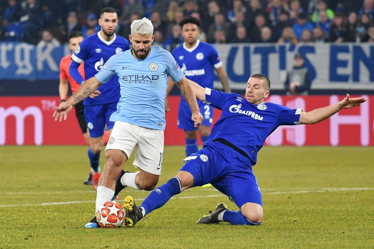 Er spielte für und mit dem FC Schalke 04 auch gegen Manchester City. Davon ist Matija Nastasic (r.) heute weit entfernt.