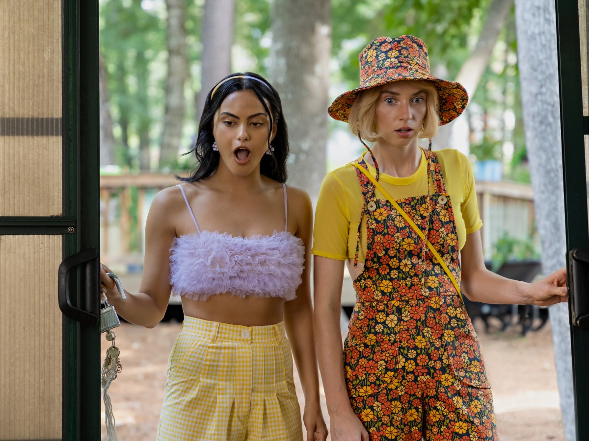 In "Do Revenge" spielen Camila Mendes (l.) und Maya Hawke (r.) die Hauptrollen.