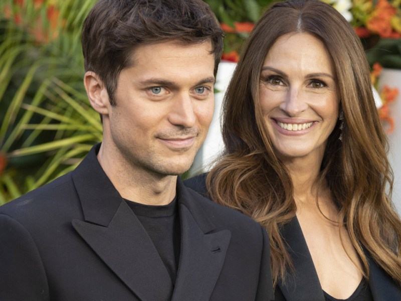 Netflix-Star Lucas Bravo und Julia Roberts