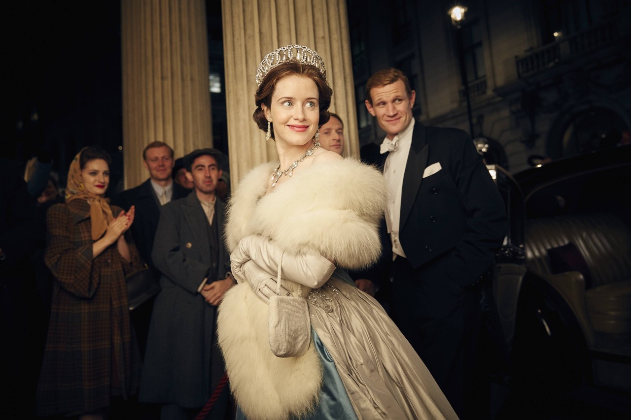 In Staffel 1 und 2 spielt Claire Foy die junge Queen Elizabeth II..