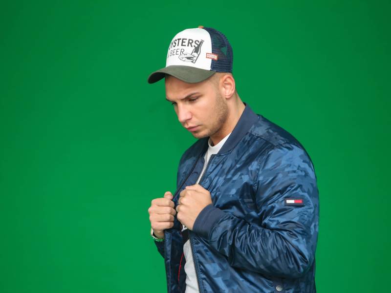 Pietro Lombardi blickt traurig auf den Boden.