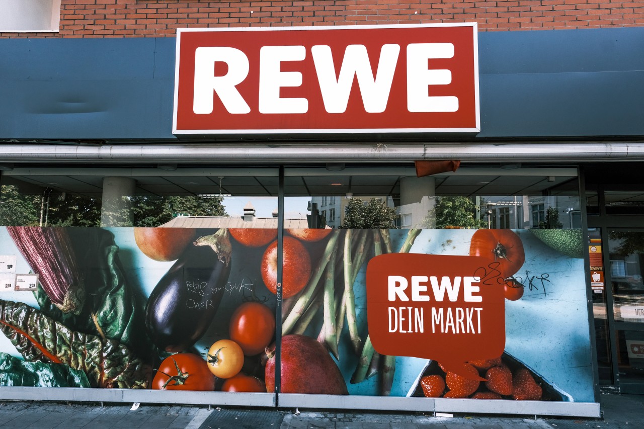 Den Prospekt von Rewe gibt es jetzt digital auf Whatsapp. (Symbolbild)