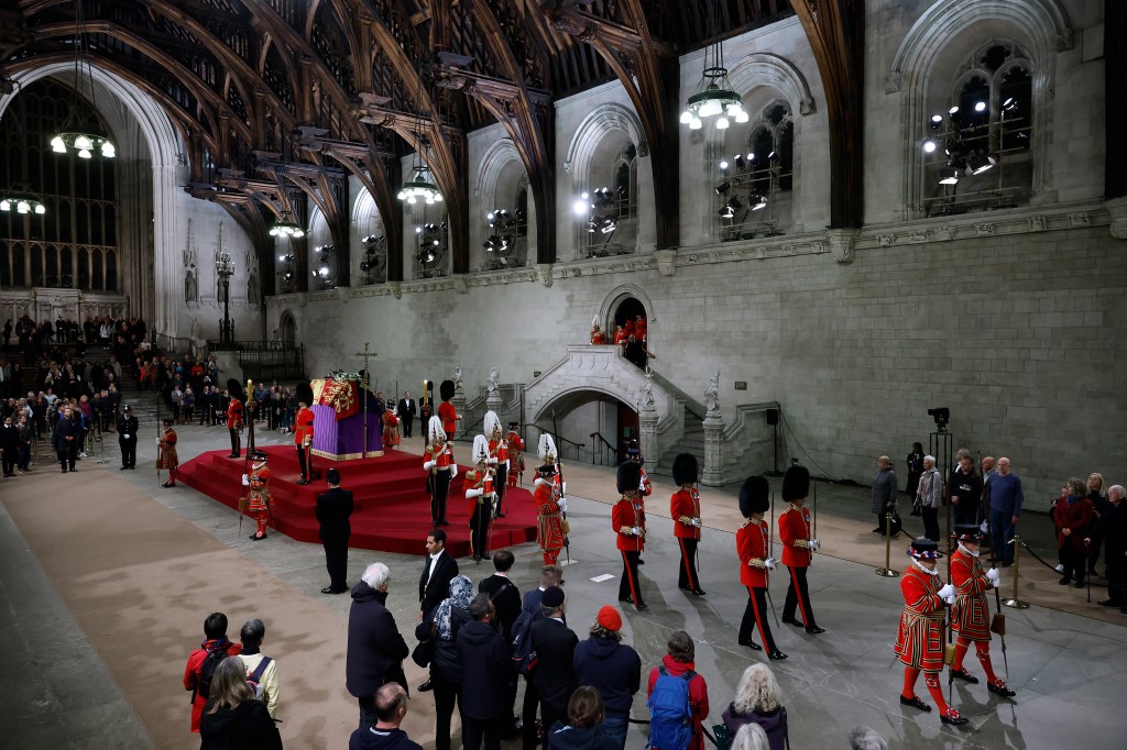 In der Westminster Hall können die Anhänger der Queen ein letztes Mal Abschied nehmen.