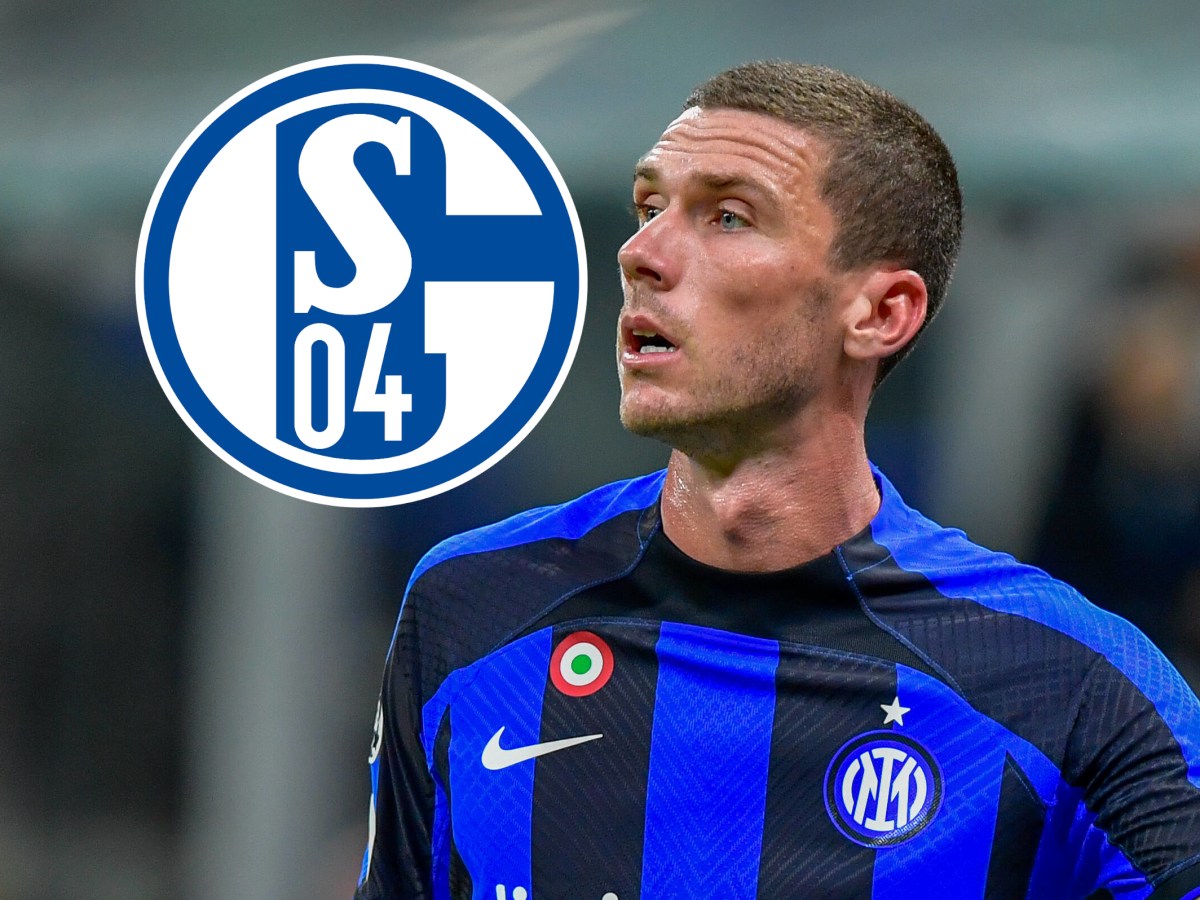 Robin Gosens schaut verdutzt auf das Wappen des FC Schalke 04.