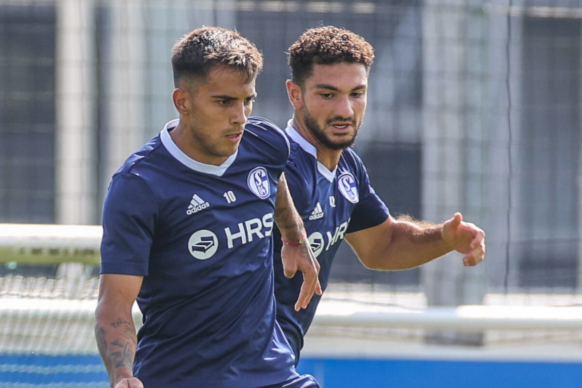 Kerim Calhanoglu im Zweikampf mit Rodrigo Zalazar beim Training des FC Schalke 04.