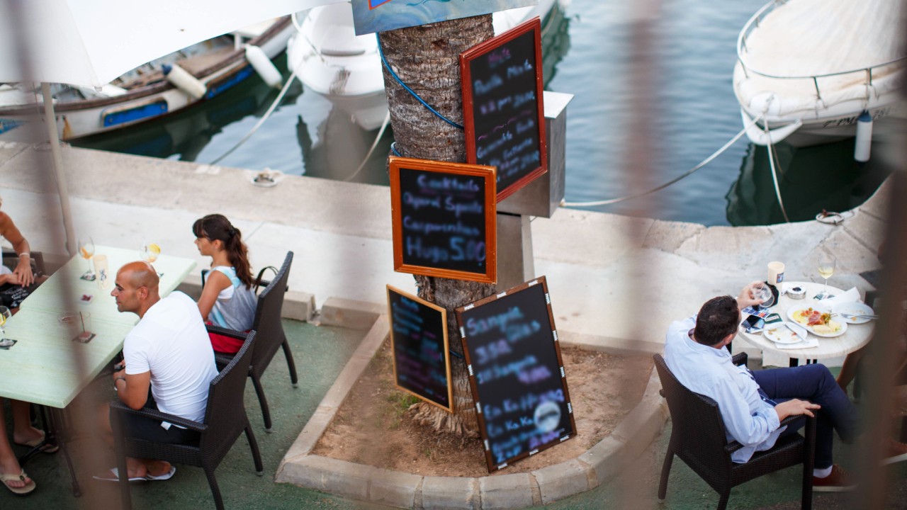 In einer Bar in Cala Ratjada lässt es sich ein Kunde besonders gut gehen. (Symbolbild)