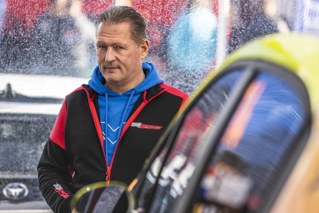 Jos Verstappen blickt in die Kamera.