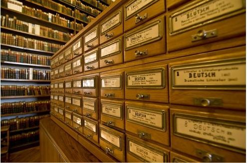 Manchmal lohnt ein Blick nach links und rechts: Wie in einem Bibliotheksverzeichnis findet Google auch Seiten, die einem Treffer ähnlich sind. Das ist sinnvoll, wenn Sie sich einen Überblick über ein Thema verschaffen wollen.