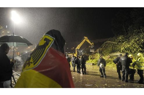Die Protestierenden quittierten die damaligen nächtlichen Arbeiten mit Ausrufen wie Lügenpack und verdammtes Saupack. Sie können einfach nicht glauben,...