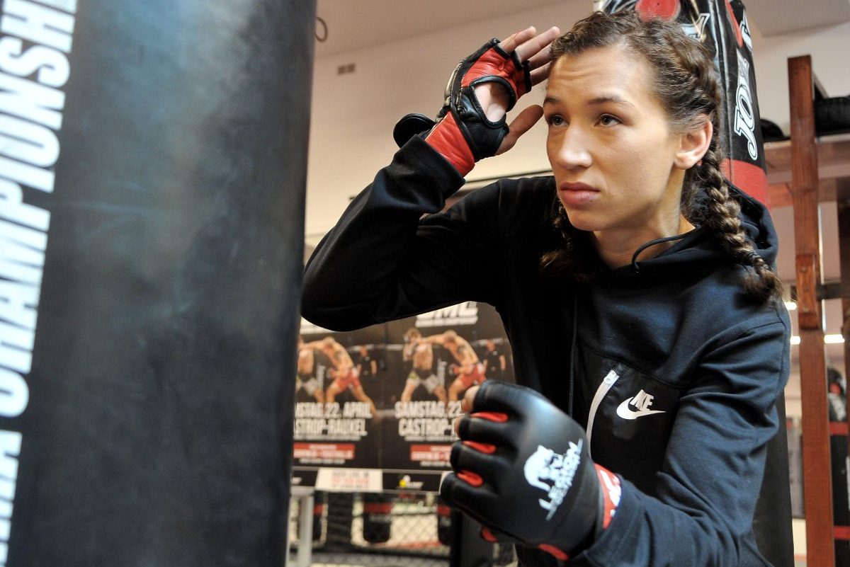 Die Gelsenkirchener UFC-Kämpferin Mandy Böhm beim Training am Boxsack