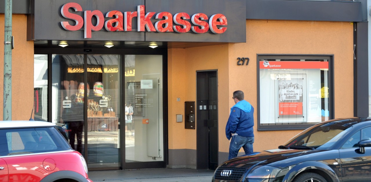 Die Filiale der Sparkasse im Gelsenkirchener Stadtteil Beckhausen ist am Montagmorgen überfallen worden. Spezialkräfte der Polizei stellten die Täter nach einer Flucht durch das Ruhrgebiet in Essen. Foto: Martin Möller