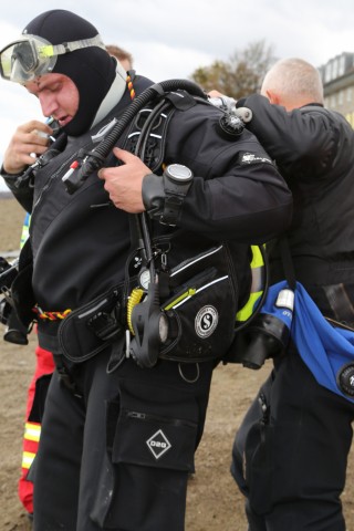 DLRG-Tauchergruppen aus Langscheid, Neheim und Meschede suchten im Sorpesee nach dem vermissten Angler. 