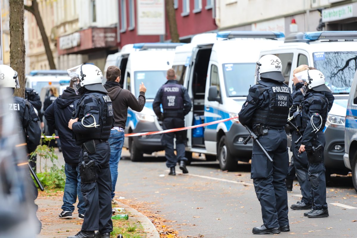 Beim Spiel Borussia Dortmund gegen VfB Stuttgart begleiten Polizisten die Abreise der Stuttgarter Fans.