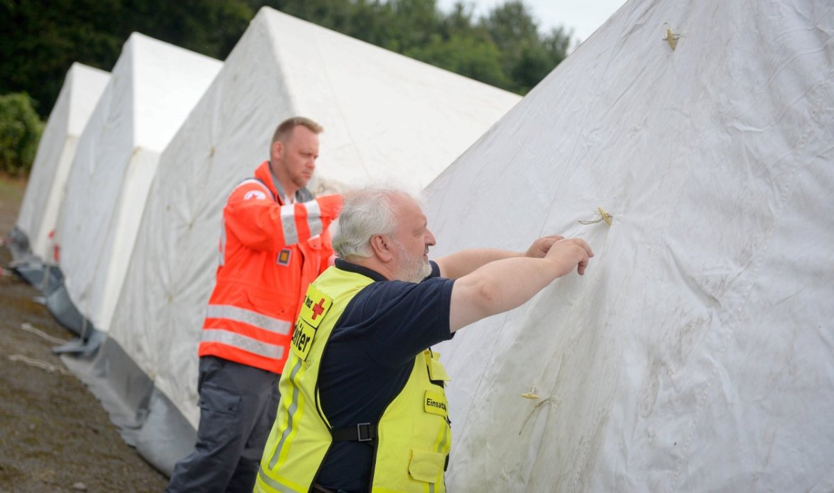 Aufbau Zeltstadt für Flüchtlinge in.jpg