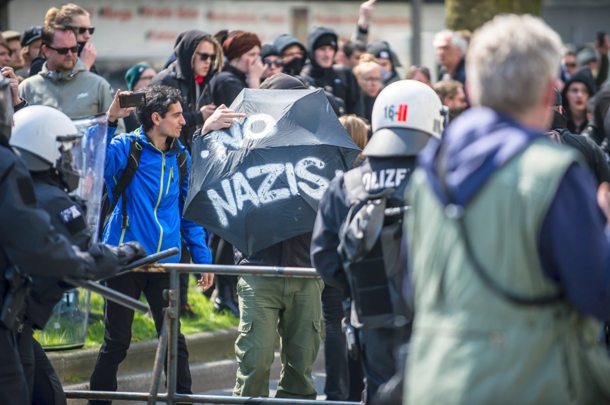 Ausschreitungen bei NPD-Demo in bochum.jpg