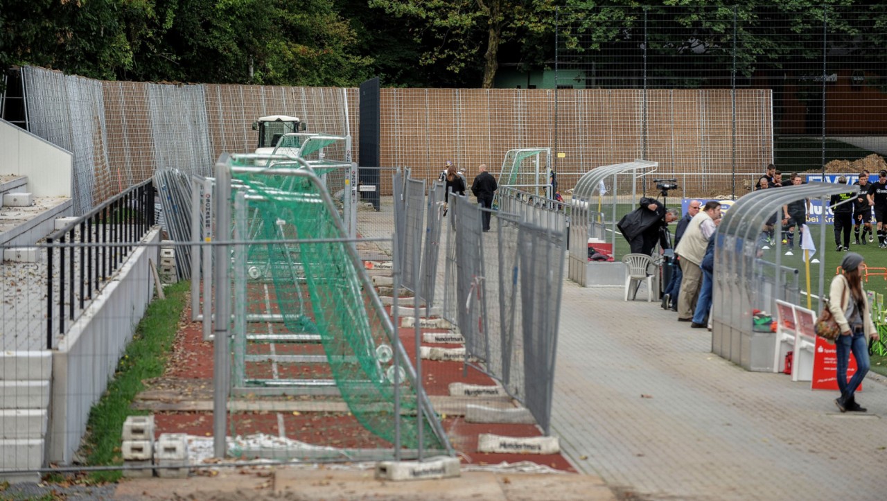 In Kray wurde nicht nur eine neue Tribüne gebaut, sondern auch Lärmschutzwände (hinten im Bild). (Foto: Knut Vahlensieck)