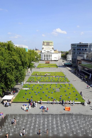 Blau auf Grün: Spektakulärer Auftritt blauer Kunst-Schafe, die die schwebenden Rasenflächen 2011 zum Kunst-Ort machten.