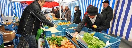 Die Händler auf dem Bauernmarkt--543x199.jpg