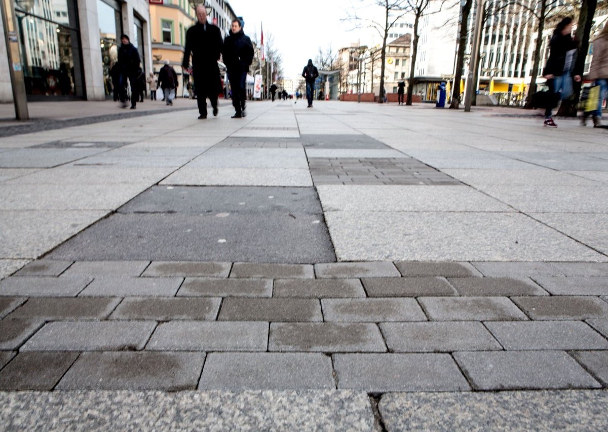 Duisburg - Kaputte Gehwegplatten; Königstraße.jpg