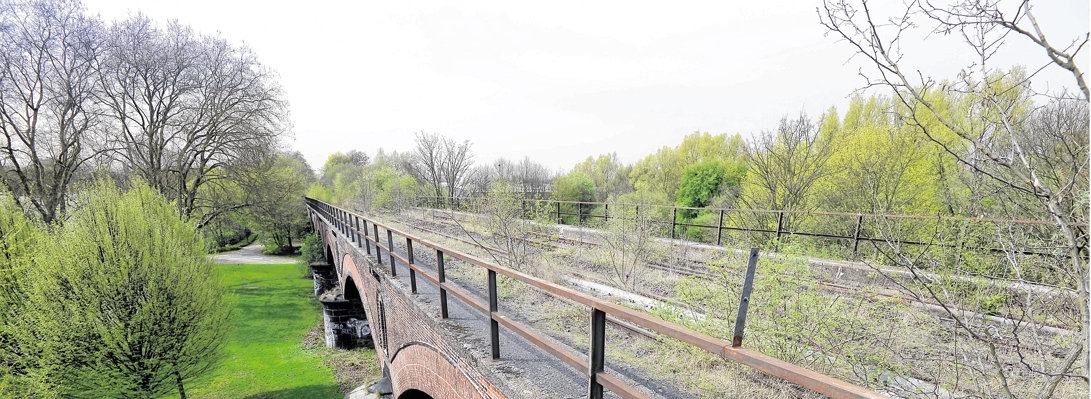 Eisenbahmbrücke Radweg.jpg