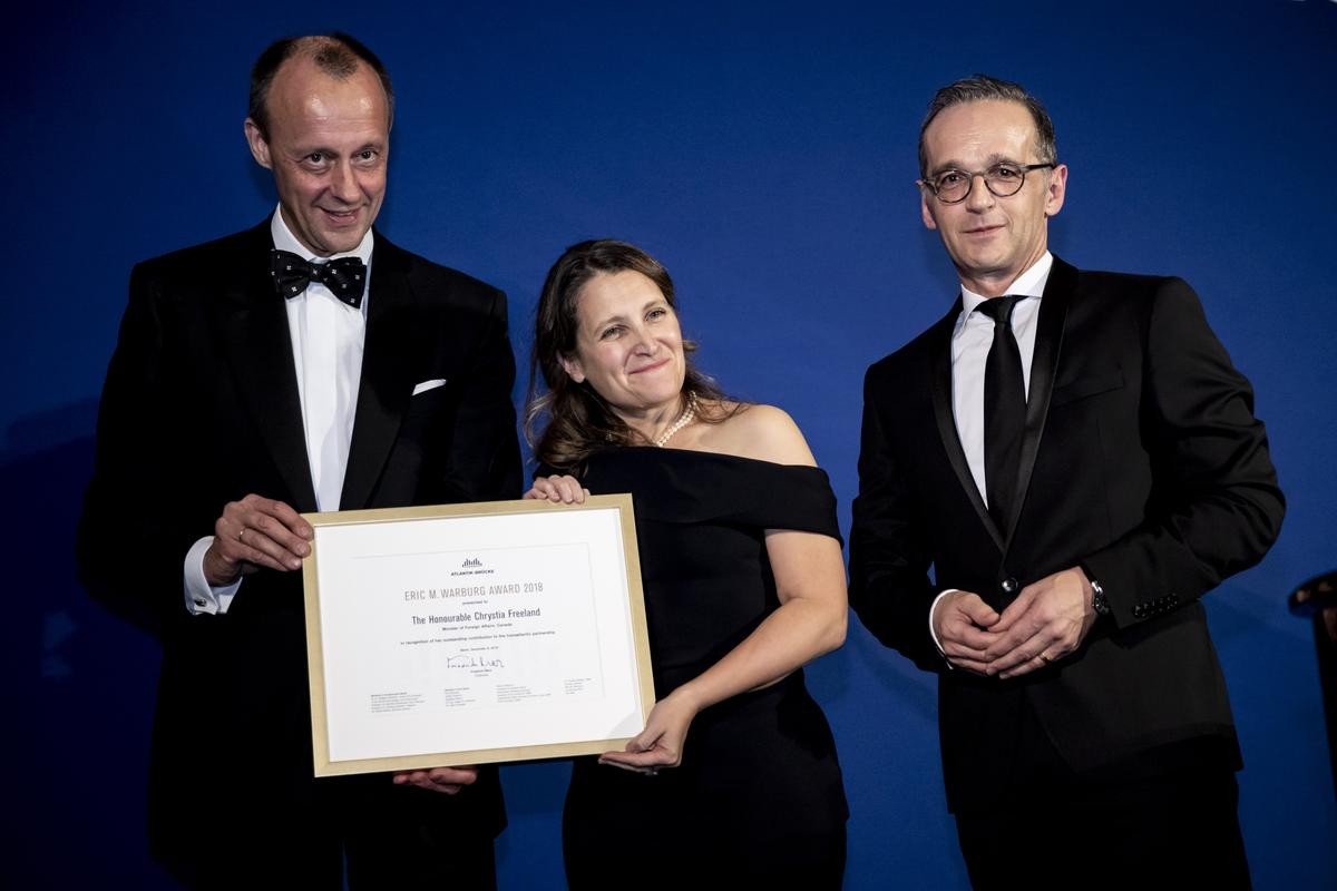  Friedrich Merz (CDU, l-r), Vorsitzender Atlantik-Brücke, Chrystia Freeland, Außenministerin von Kanada, und Außenminister Heiko Maas (SPD) stehen bei der Verleihung des Eric-M.-Warburg-Preises an Freeland gemeinsam auf der Bühne.