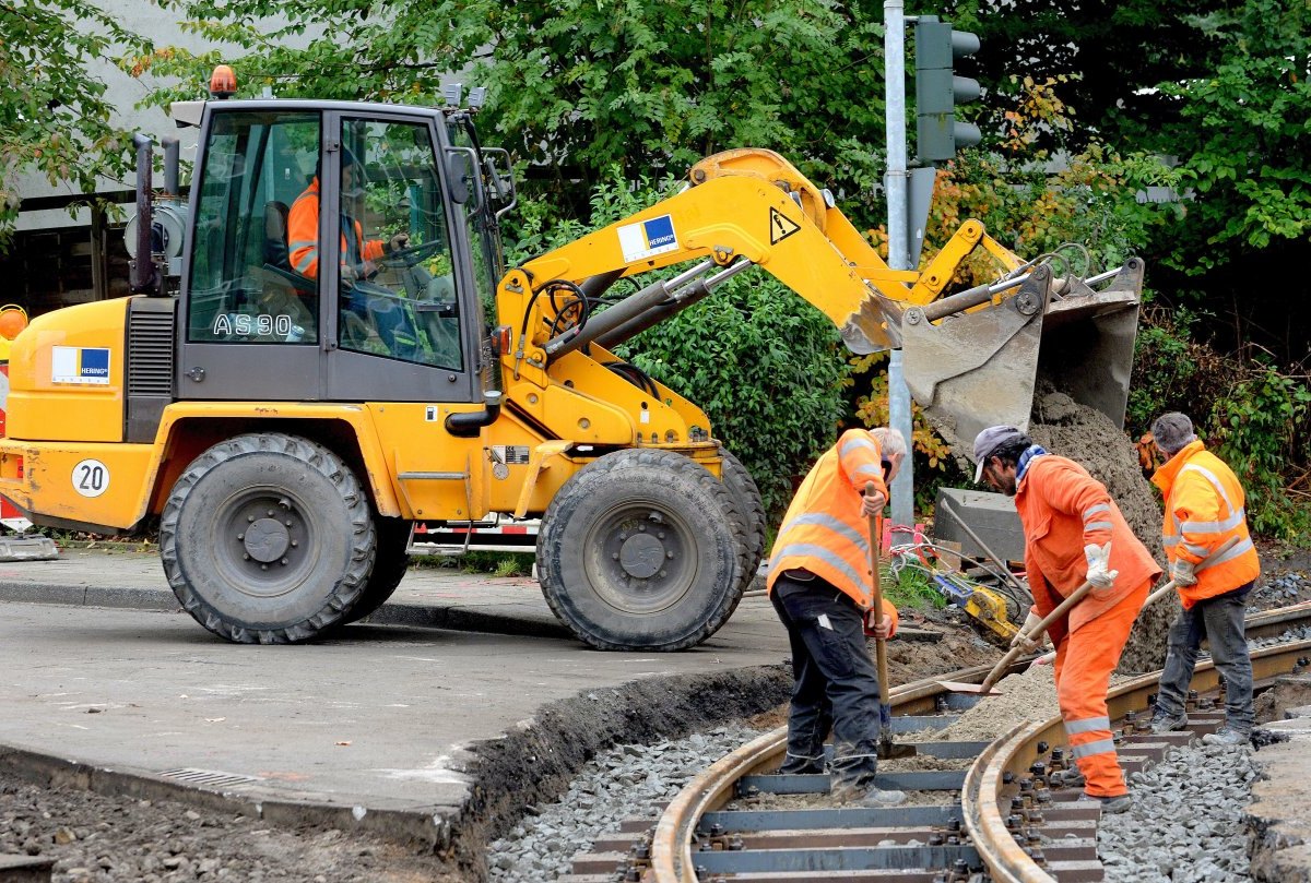 Gleisbauarbeiten an der Straßenbahnlinie 102.jpg