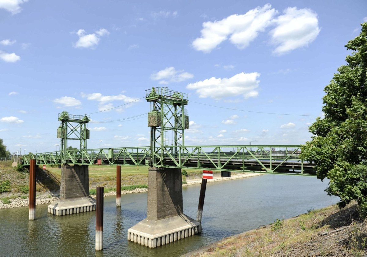 Hubbrücke über dem Rheinpreußenhafen in_0.jpg