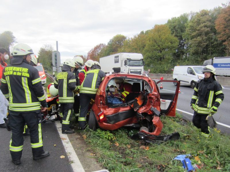 Unfall auf der A40 bei Mülheim. Feuerwehr rettet Autofahrerin aus ihrem Fahrzeug.