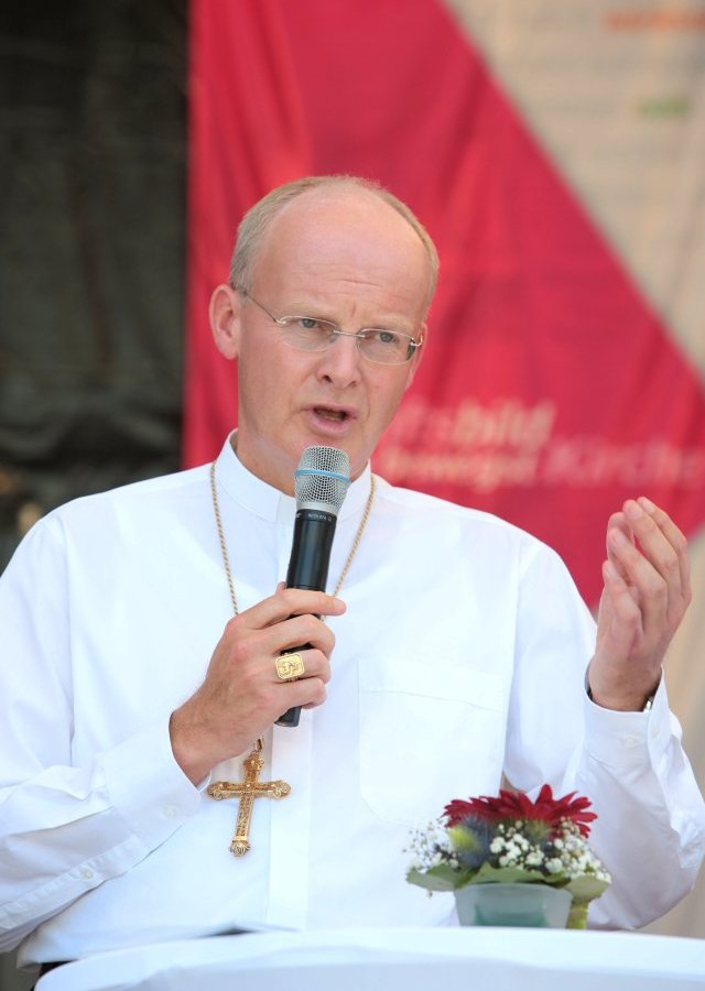 Katholische Kirche feiert auf dem.jpg