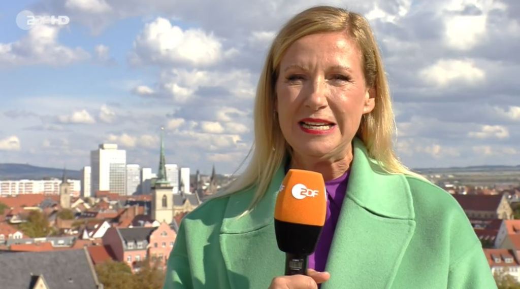 Fernsehgarten: Andrea Kiewel im grünen Mantel.