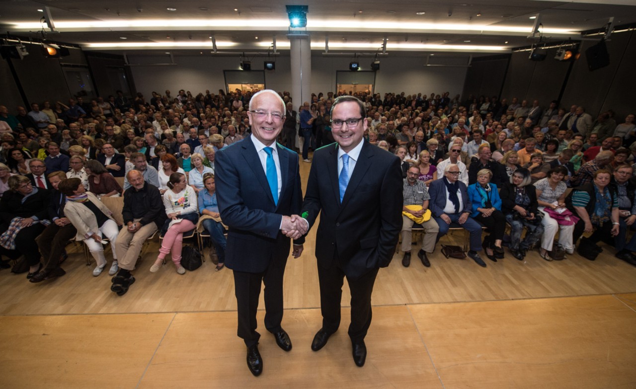 Von wegen politikmüde: Zwar war es das gute Recht von Oberbürgermeister Reinhard Paß, nur einem einzigen Rededuell mit seinem Herausforderer Thomas Kufen zugestimmt zu haben. Dass der Bedarf und das Interesse an solchen Veranstaltungen groß ist, hat "Essen kontrovers" am Mittwochabend in der VHS am Burgplatz aber eindrucksvoll belegt: Gut 500 Essener Bürger drängten sich in den Saal, viele mussten stehen.