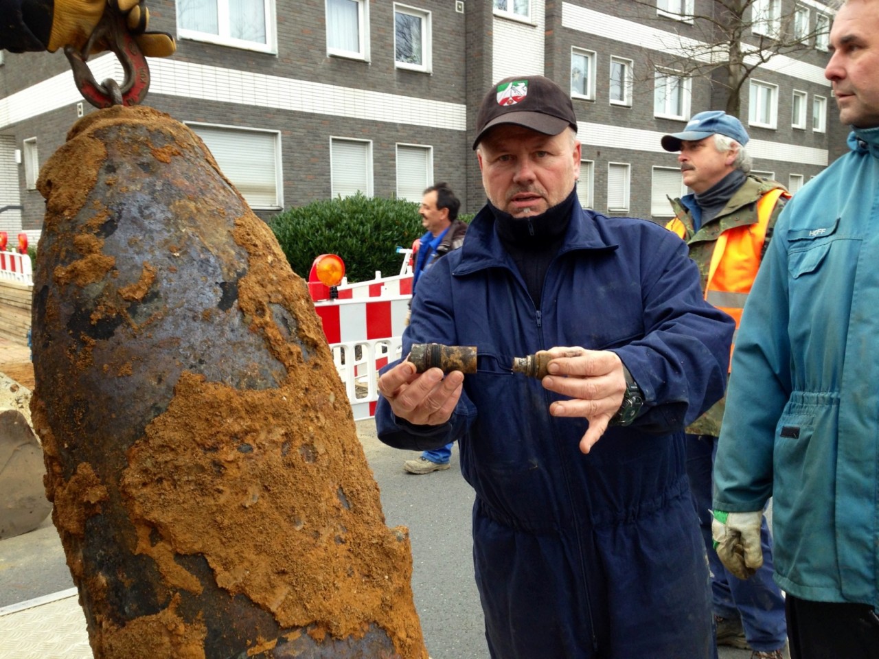 Feuerwerker Peter Giesecke hatte die Fünf-Zentner-Bombe um 14.33 Uhr entschärft.