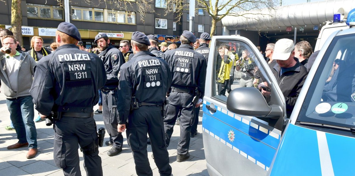 Schalke-04-Fans-BVB-Revierderby.jpg