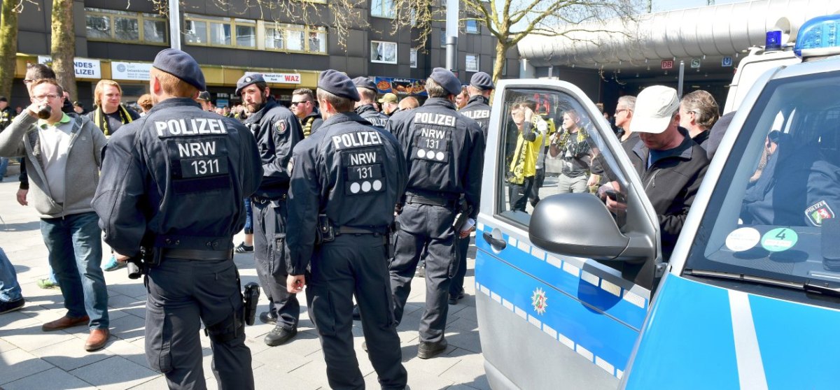 Schalke-04-Fans-BVB-Revierderby.jpg