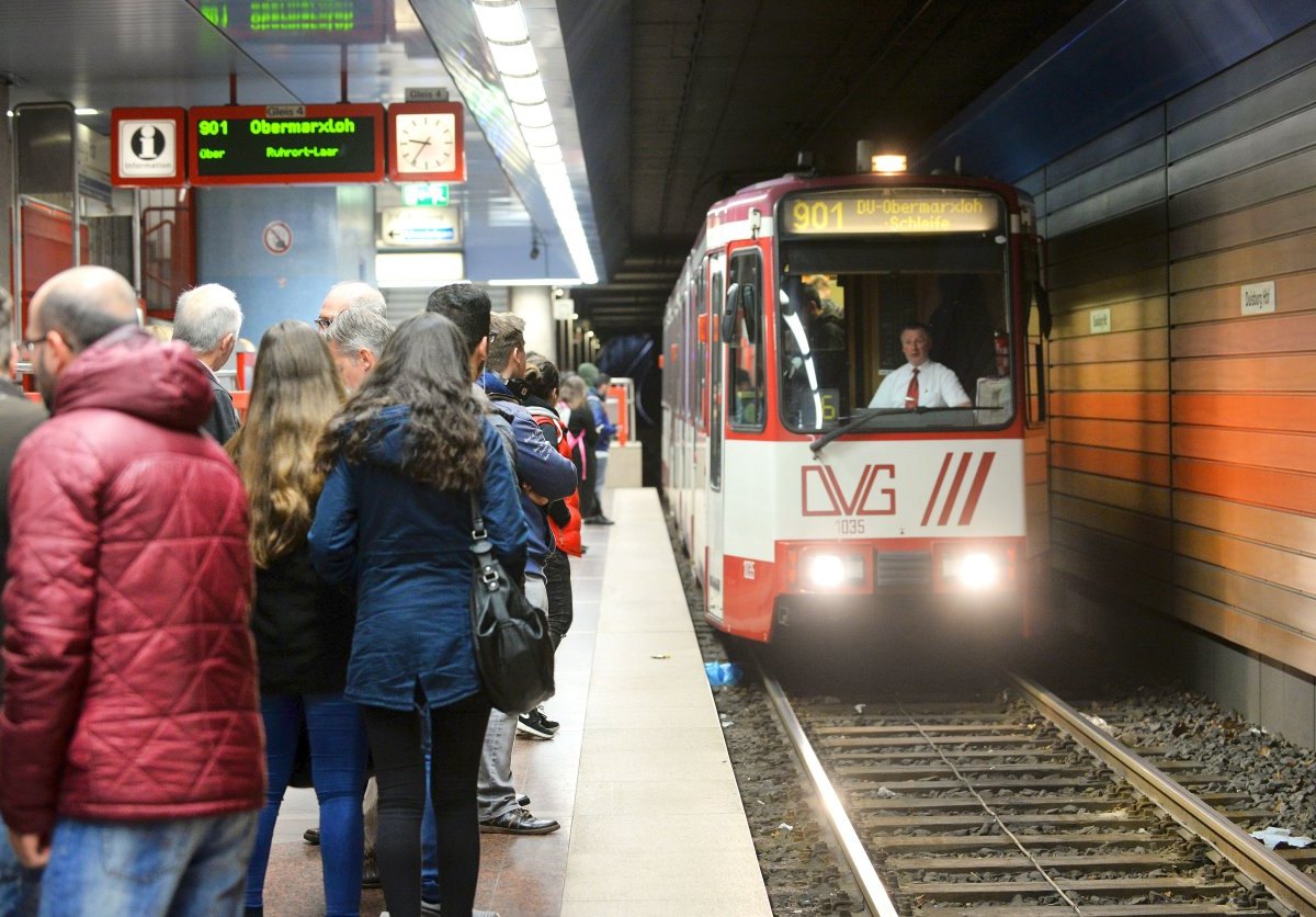 Straßenbahnfahrer Frank Hostin zeigt Gefahrenstellen.jpg