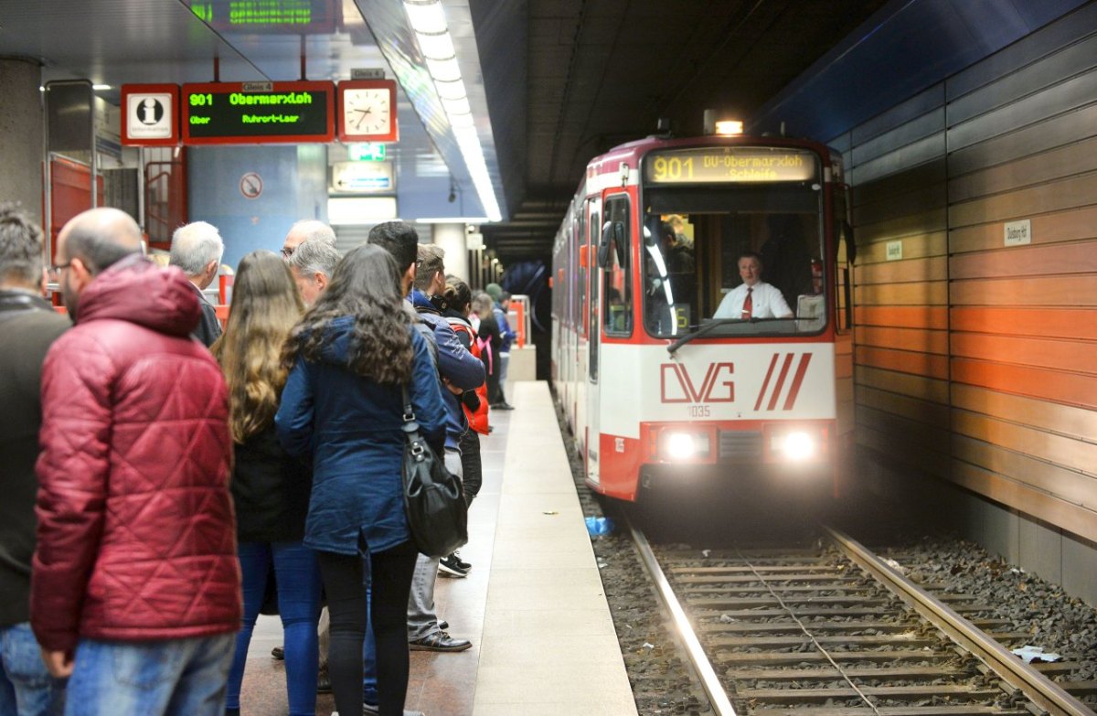 Straßenbahnfahrer Frank Hostin zeigt Gefahrenstellen.jpg