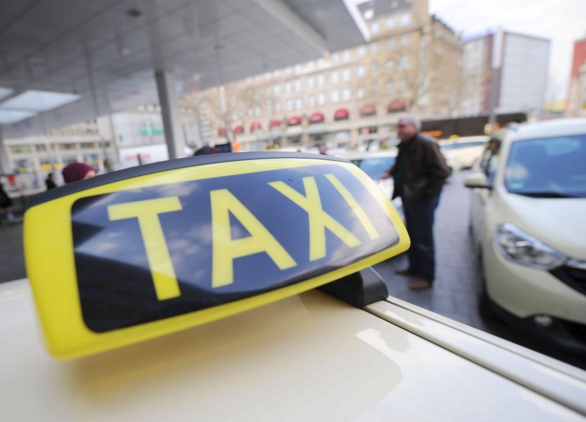 Taxistand am Haupbahnhof Essen.jpg