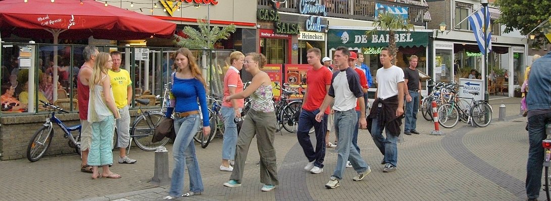 Touristen im Stadtkern von Renesse.jpg