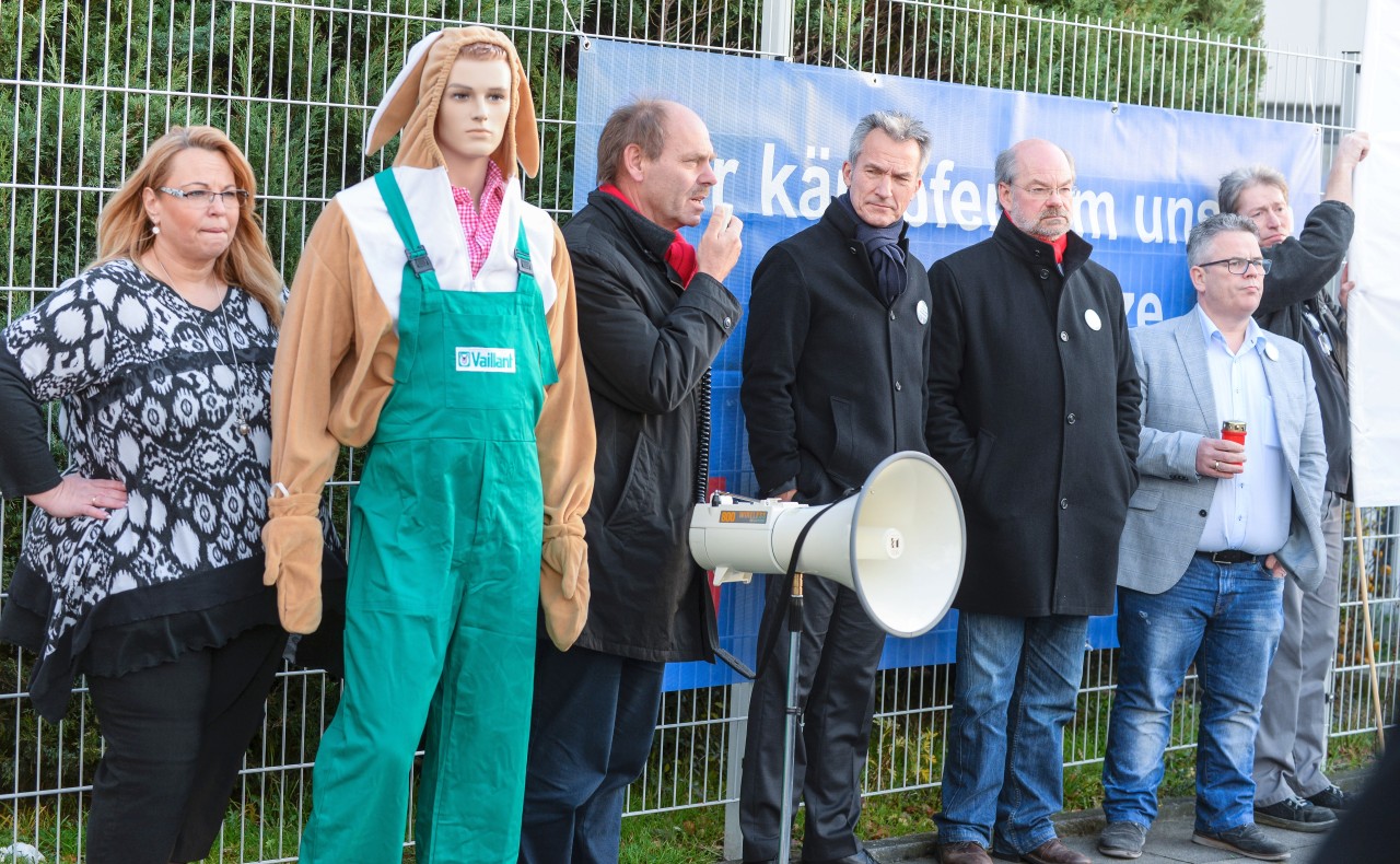 Betriebsrätin Yasemin Rosenau, DGB-Chef Dr. Josef Hülsdünker,  OB Frank Baranowski und Robert Sadowsky, 1, Bevollmächtigter der IG Metall, redeten am Werkstor in Erle.