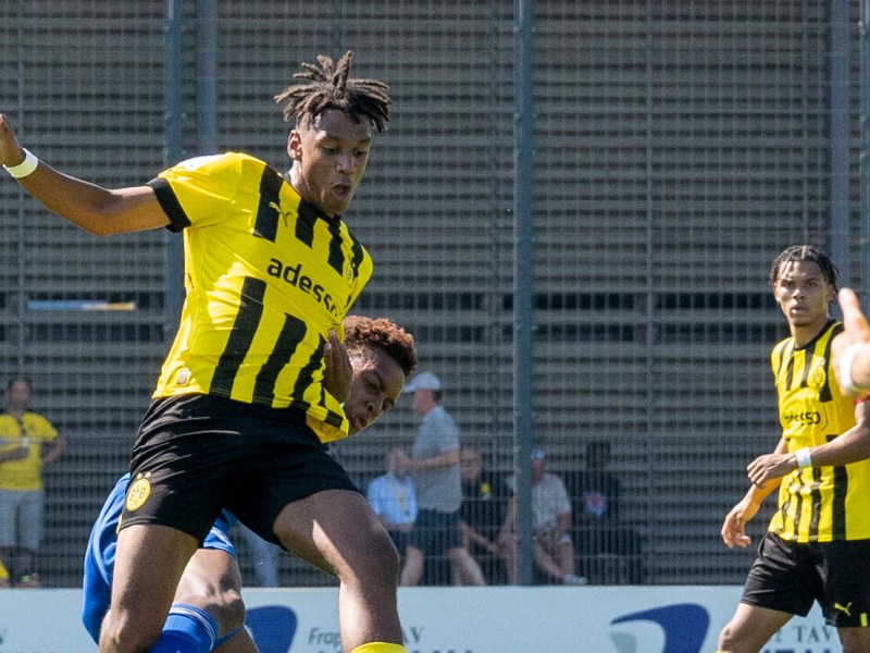 Filippo Mane, Abwehr-Talent von Borussia Dortmund, im Zweikampf.